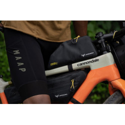 Sacoche top tube Apidura 1 L étanche, légère et stable pour le bikepacking et le gravel.