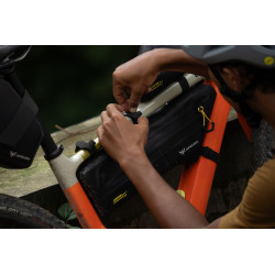 Sacoche de cadre Apidura 3,8 L étanche, stable et légère pour le bikepacking et le gravel.