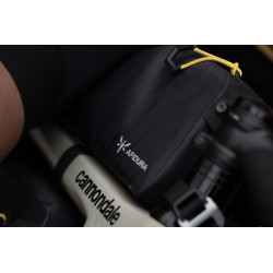 Sacoche top tube Apidura 1 L étanche, légère et stable pour le bikepacking et le gravel.