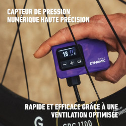 Mini pompe électrique vélo compacte, légère et précise, idéale pour route, gravel et VTT.