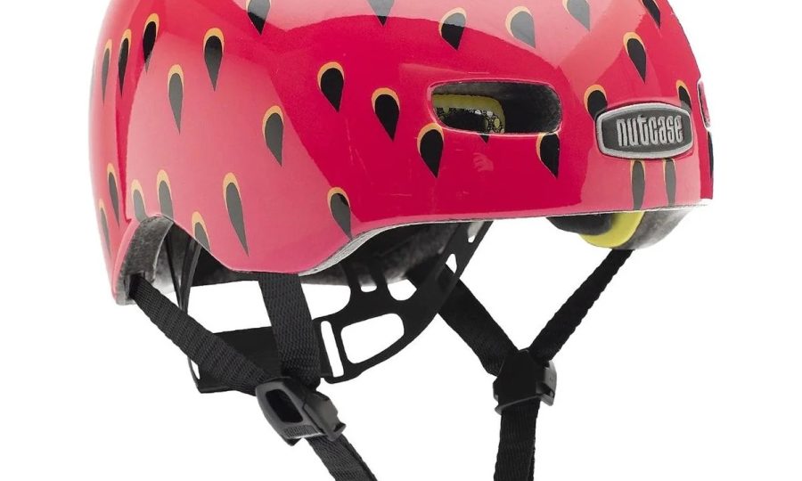 Casque de vélo enfant au design fraise avec motifs de pépins noirs, idéal pour une protection stylée.