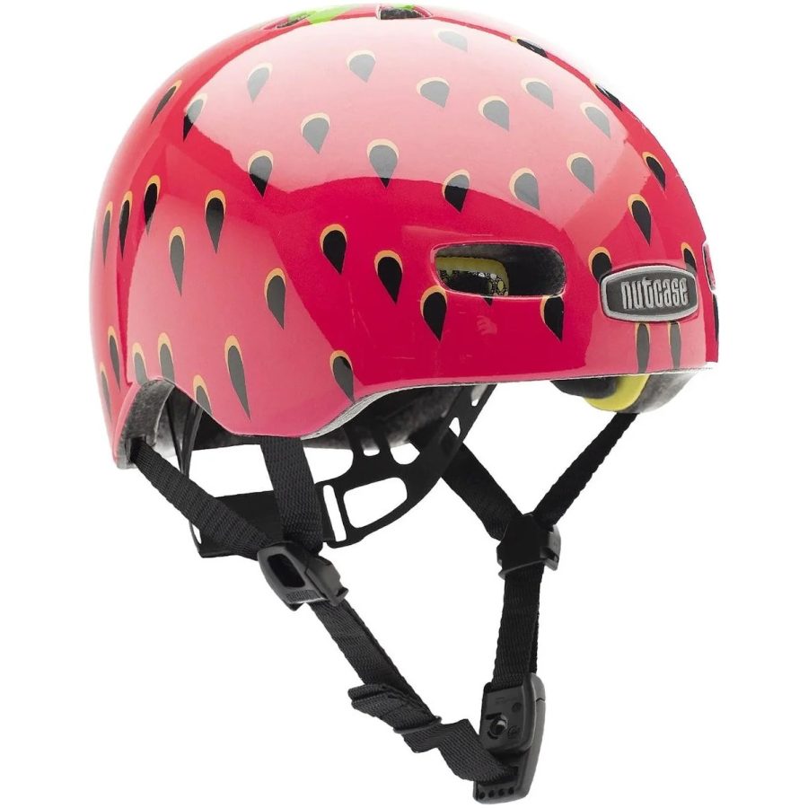 Casque de vélo enfant au design fraise avec motifs de pépins noirs, idéal pour une protection stylée.