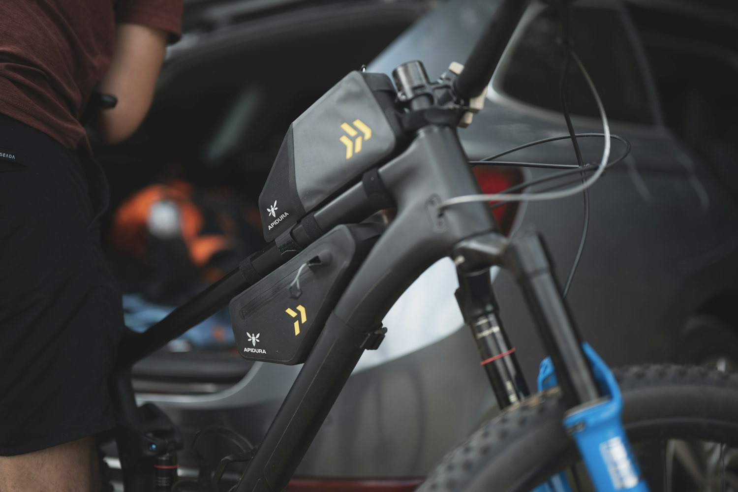 apidura-backcountry-top-tube-pack-lifestyle-2