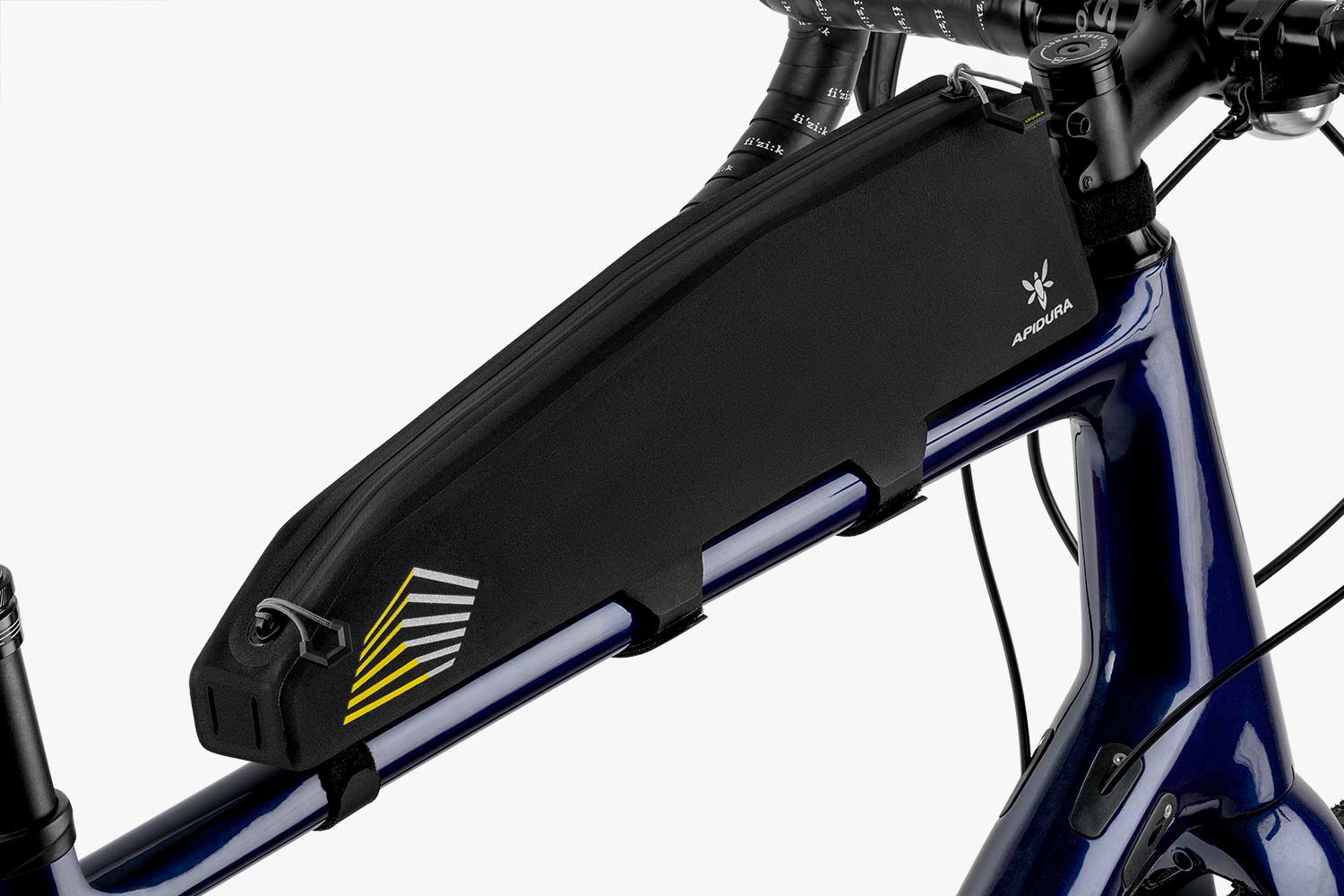 apidura-racing-long-top-tube-pack-2l-on-bike-2-1